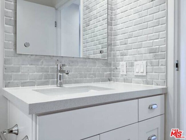 Building Photo - 301 S Swall Dr