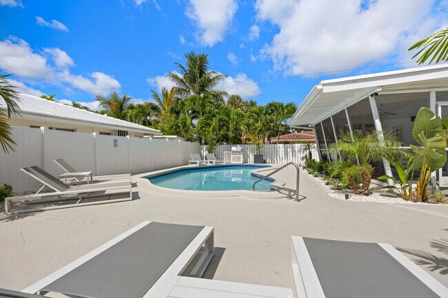 Building Photo - 2407 NE 33rd Ave