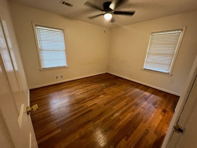 Building Photo - 3 bed 2 bath! UPSTAIRS!!