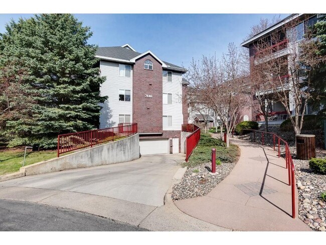 Building Photo - Edina Condo, Vaulted Ceilings, All New Carpet and Paint, In Unit Laundry, Garage Parking, One Mon...