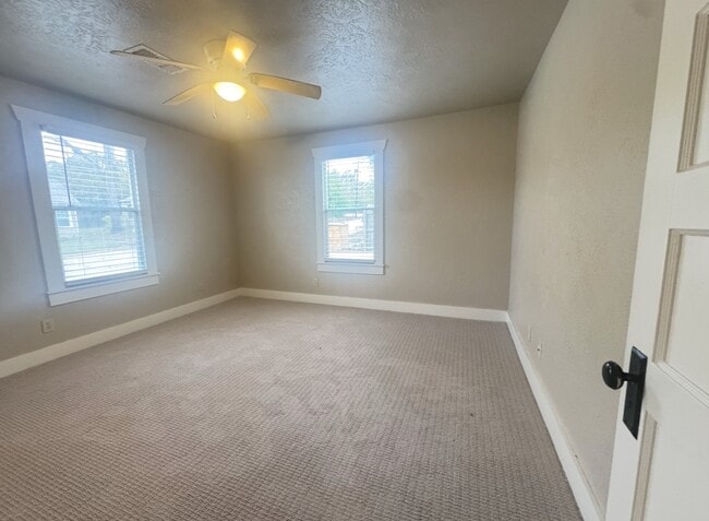 Building Photo - 510 W 6th St