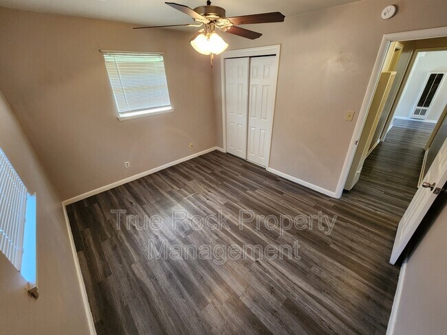 Building Photo - 933 Crestview Ave