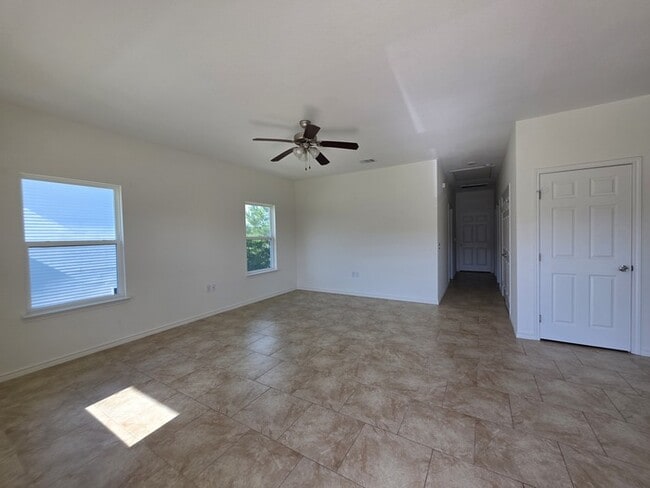 Building Photo - 3/2/2 Oakdale floorplan