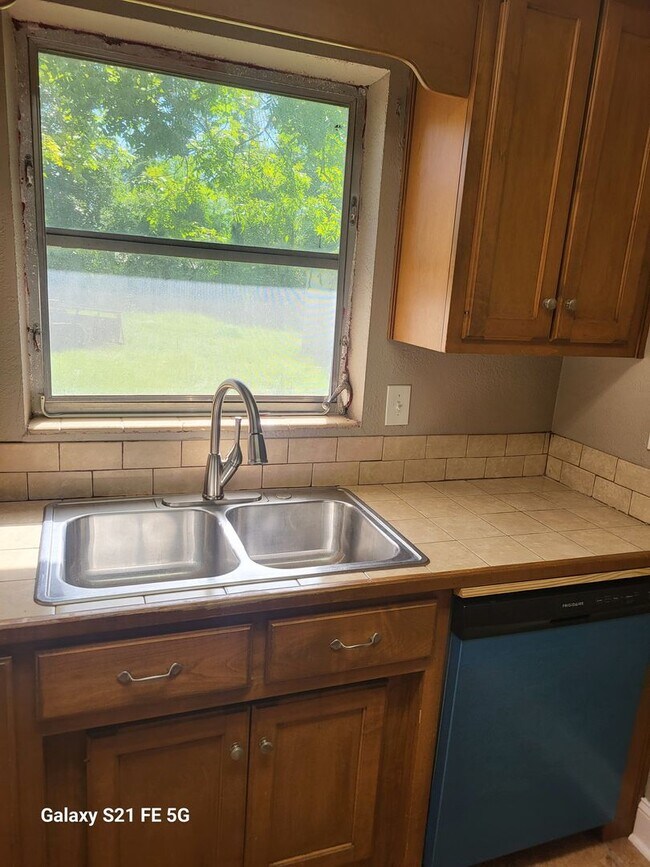 Building Photo - 3 Bedroom, 2 bath house