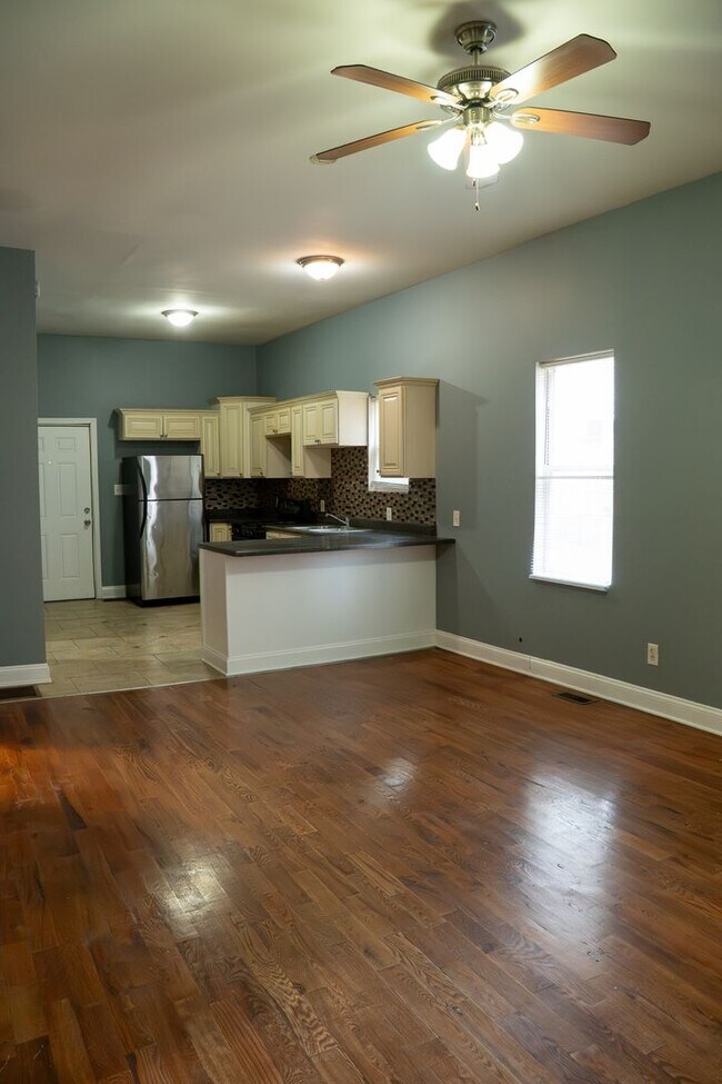 Building Photo - 6819 S Evans Ave