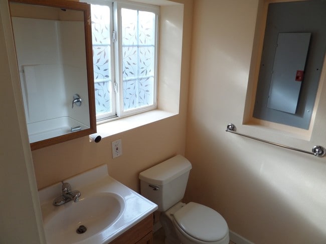 Building Photo - Super Cute & Renovated 3-Bedroom Cottage i...