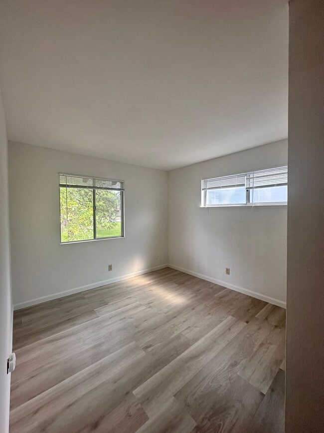 Building Photo - Unit with updated flooring!