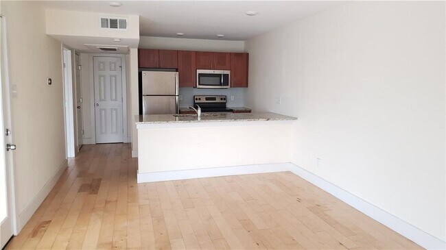 Building Photo - 909 Reinli St