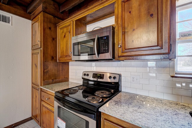 Building Photo - Beautiful 2 bed Ranch style home on 5 acres!