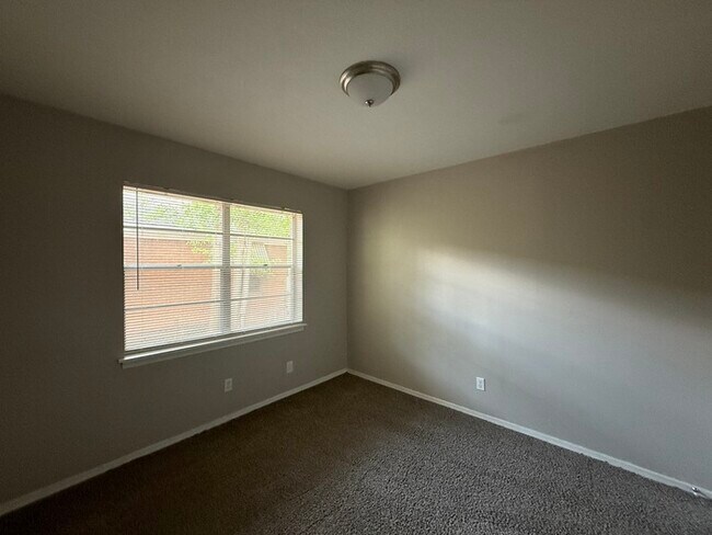 Building Photo - 9560 Crestshire Dr