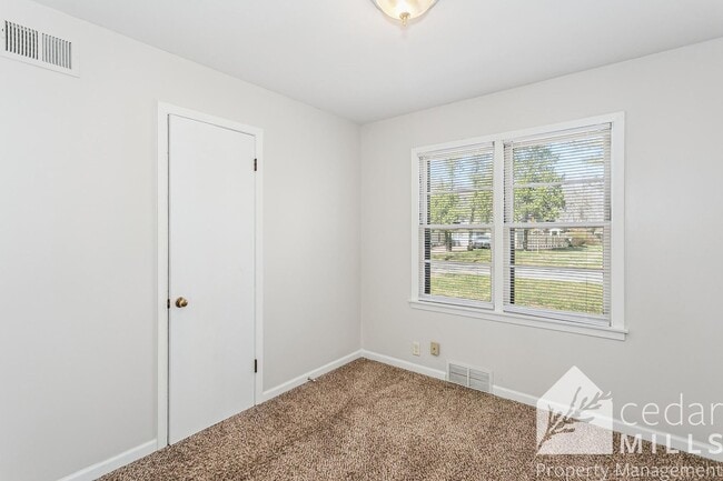 Building Photo - 3 Bedroom in South Wichita with Oversized Garage