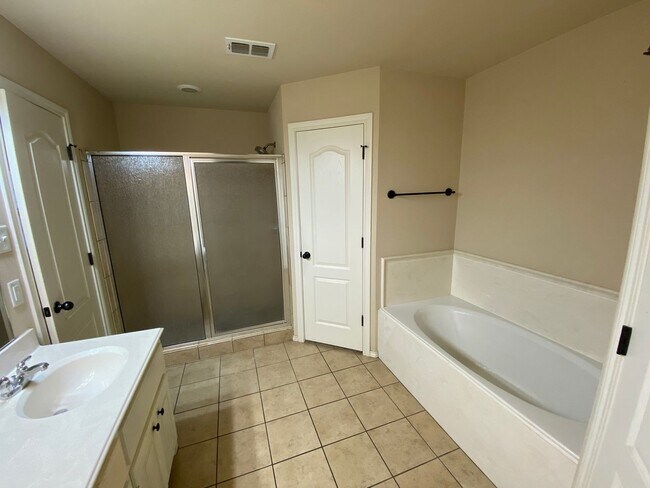 Building Photo - 3/2/2 - South of Loop 289, off of 89th & A...