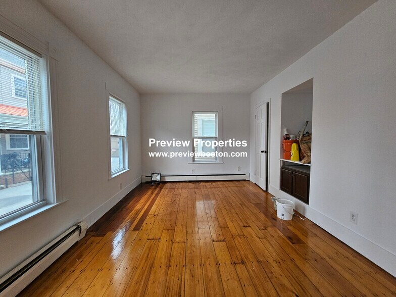 Building Photo - 5 Lawrence Pl