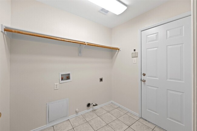 Building Photo - 2120 Crestlake Dr