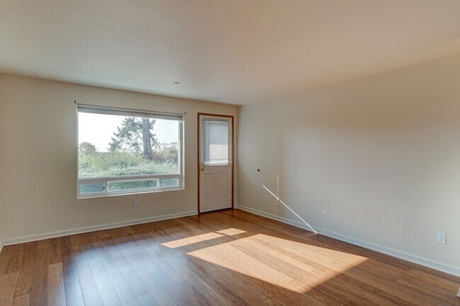 Building Photo - 2 bedroom/2 bathroom: Ground-Floor Condo with Partial Water View