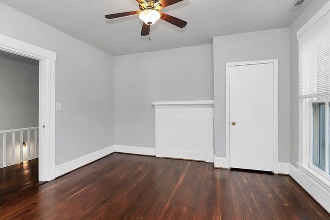 Building Photo - Charming 2nd Floor 2BD/1BA Unit on Pecan Ave!