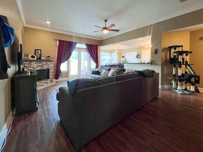 Building Photo - Pet Friendly 3BR/2BA Home on 1 acre in SW Gainesville - available Mid-October!