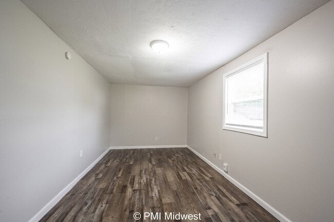 Building Photo - 1519 E Mills Ave