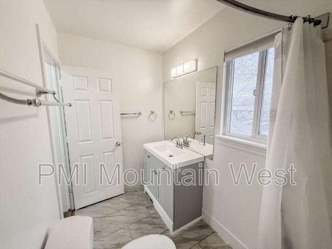 Building Photo - 373 E 150 N