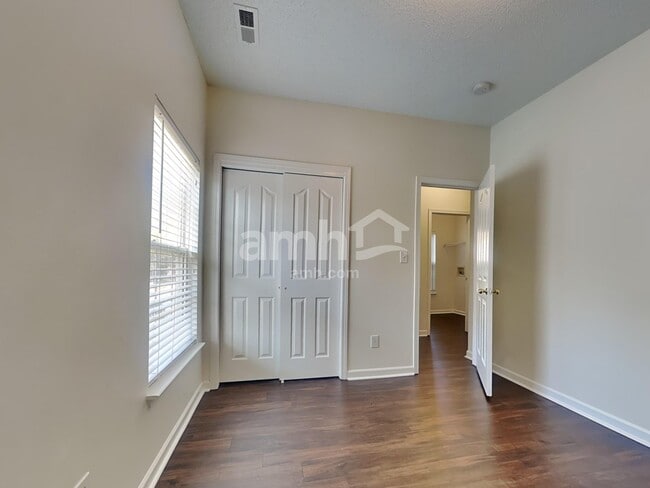 Building Photo - 6043 Shining Oak Ln
