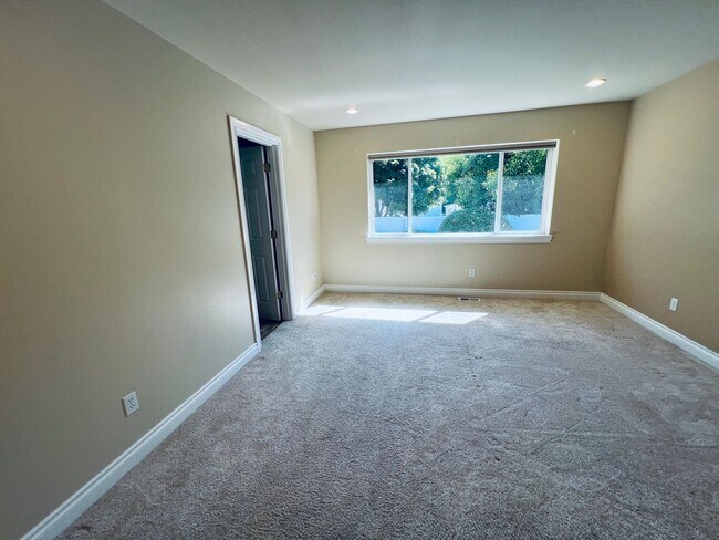 Building Photo - Beautiful 4 bedroom, 3 bath Mount Vernon Home