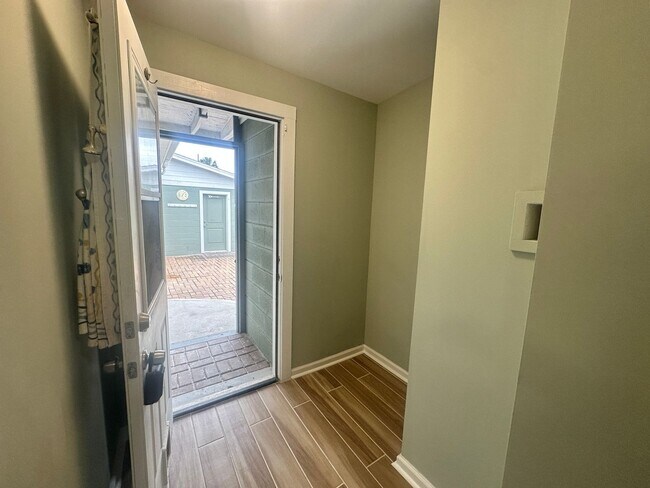 Building Photo - 820 3rd Ave S