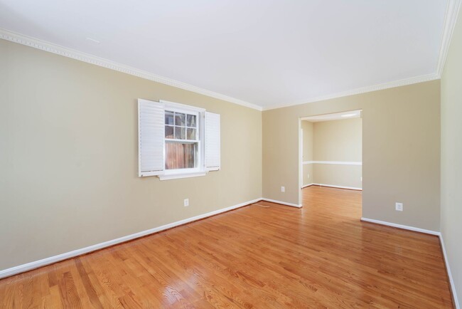 Building Photo - 2 Bedroom 2.5 Bath Condo in Chevy Chase