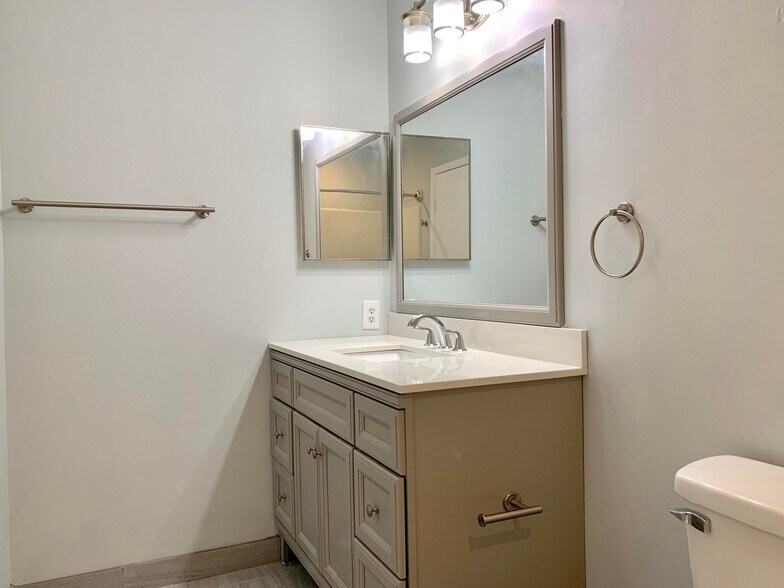 Building Photo - 815 W Boynton Beach Blvd