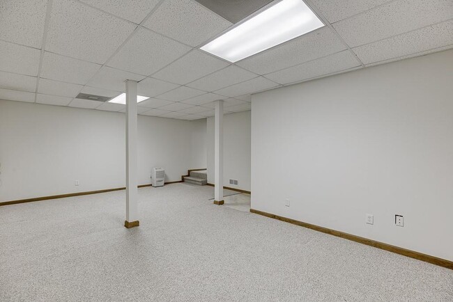 Building Photo - 6655 Lake Run Dr