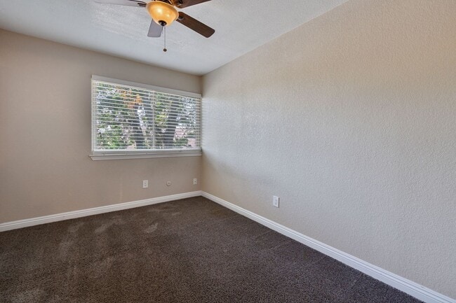 Building Photo - Beautifully Updated 3-Bed Townhome in Carm...