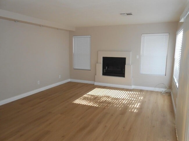 Building Photo - Great 2 Story Home in the NW