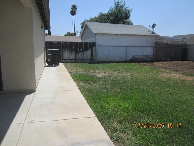 Building Photo - Immaculate Single Story Like New