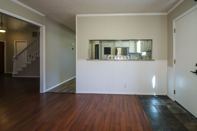 Building Photo - 4 bedroom, 2 1/2 bath, 2 car garage located in the quiet Summit View subdivision.