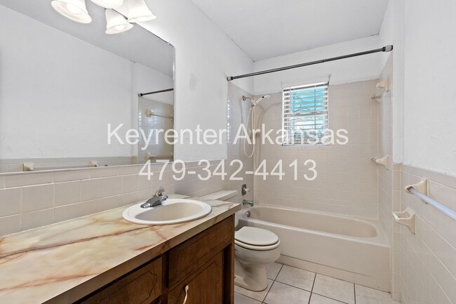 Building Photo - Beautiful Home in Springdale with Sunroom!