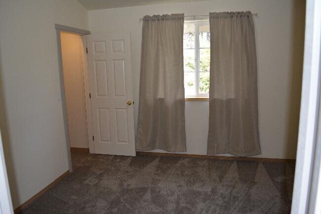 Building Photo - Spacious 3 bedroom townhome on cul-de-sac