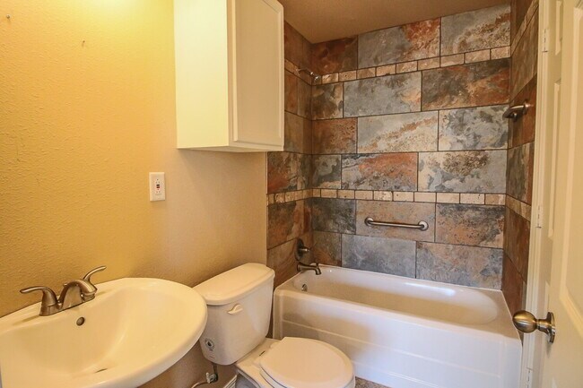 Building Photo - Spacious 1/1 Close to TTU & Downtown