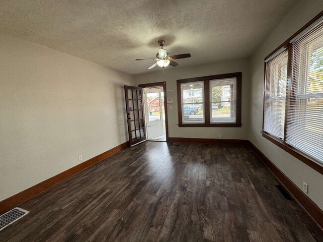 Building Photo - BIG SPACE. MODERN COMFORT. UNBEATABLE VALUE: 3 Bed, 2 Bath Duplex Delight!