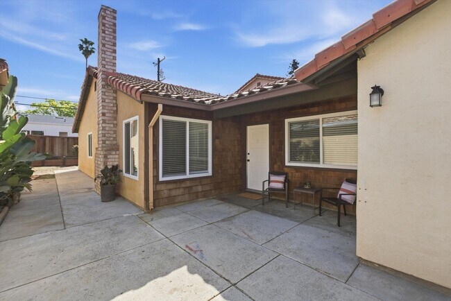 Building Photo - Come see this beautiful completely remodeled 3 bedroom 2 bath home, ready for you to move in today!