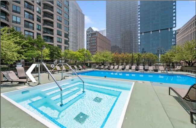 Building Photo - 400 N La Salle Dr