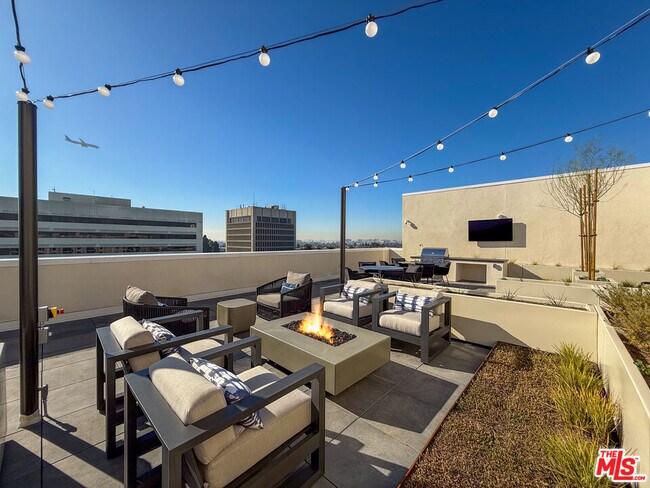 Building Photo - 201 N La Brea Ave