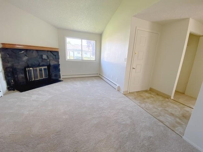 Building Photo - Charming ranch-style two-bedroom condo loc...