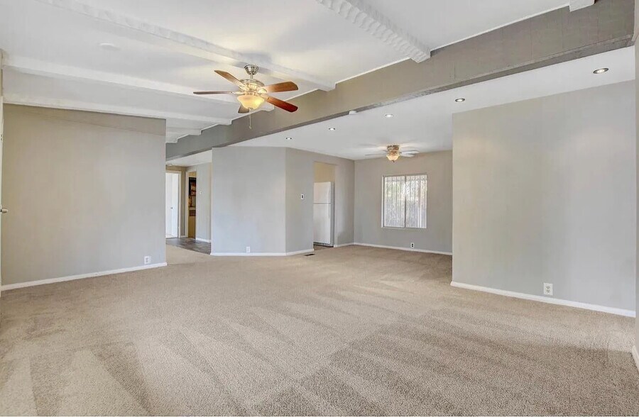 Building Photo - 136 Sir Thomas Dr