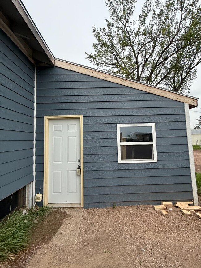 Building Photo - 718 Box Elder Rd W