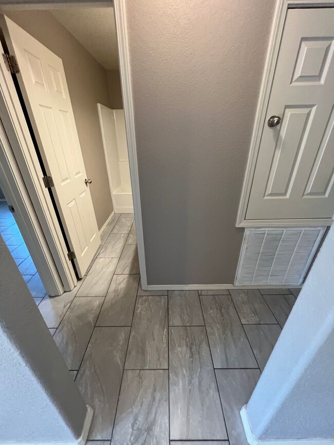 Building Photo - Very nice 4 bed 2 bath home