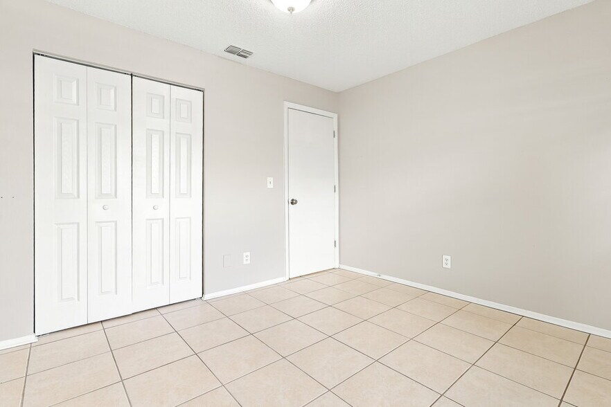 Building Photo - 948 16th Ln