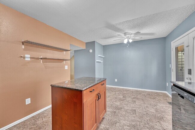 Building Photo - $2,350.00, 2-bed, 2.5-bath townhouse in th...