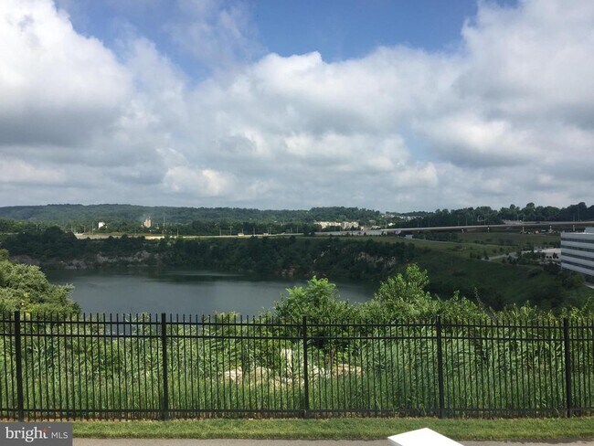 Building Photo - 503 Cliff Ln