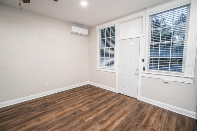 Building Photo - 1700 Park St N