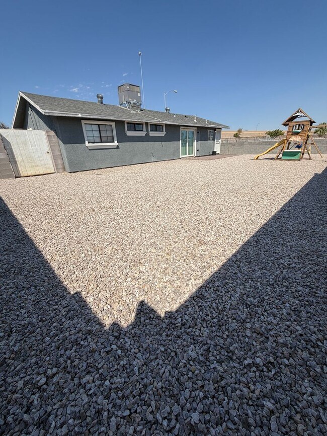 Building Photo - 2820 S Sandhill Rd