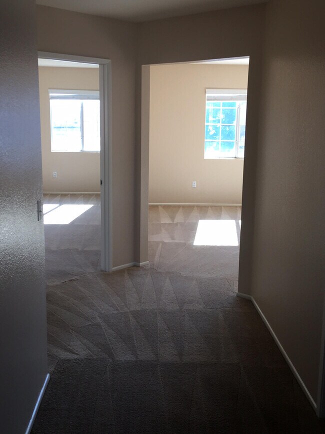 Building Photo - LARGE HOME WITH POOL! LOCATED CLOSE TO HWY...